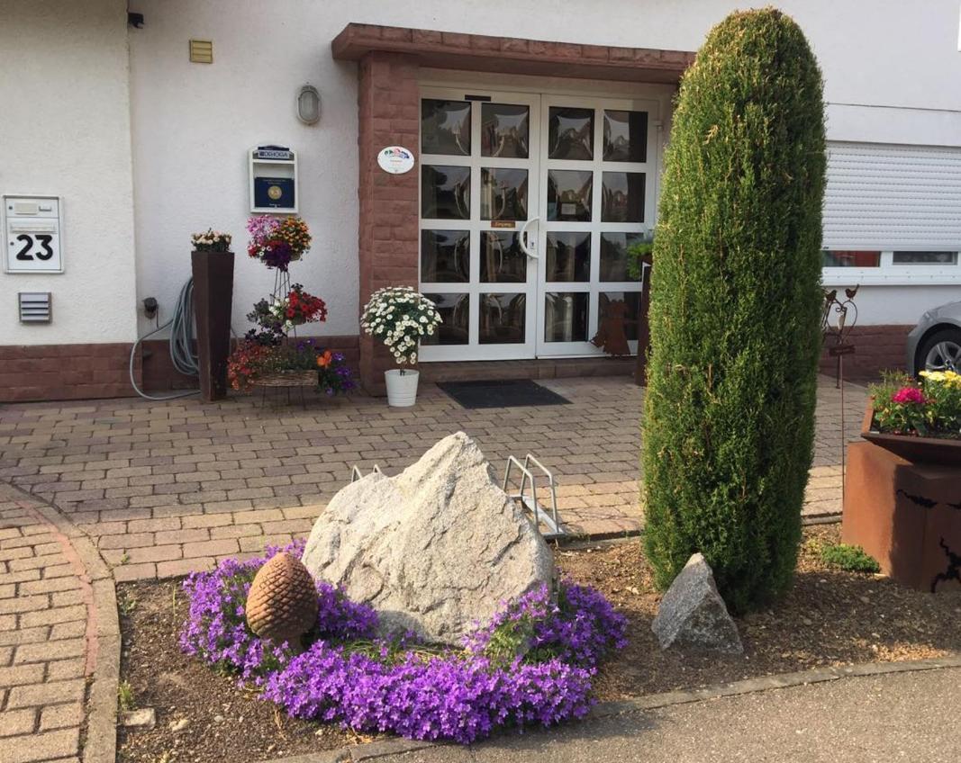 Отель Gastehaus Gluck Wir Haben Immer Eintrittskarten Fur Den Europa-Park Fur Sie! Руст Экстерьер фото